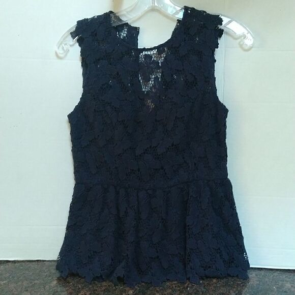 Lilly Pulitzer Aubrey Top with Ruffled Bottom. - Picture 1 of 6